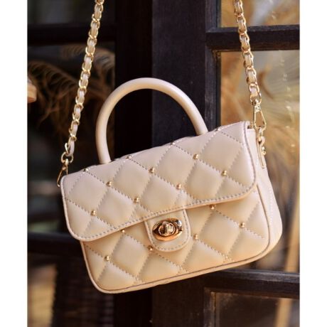 [^ԁF08501106]s؂₩ȃ`F[ƃX^bYgX^CÕANZgɂȂIU[LebhnhobOz₷RpNgȃTCYLeBOHɂ^ꂵɂfC[IP[W܂őΉł؂₩ŕîfUCLeBOH{U[ŃGKgɎĂANVJȃnhobOBVѐŜX^bÝAɏTCYɂ鎖ő@ׂ߂Ai̗ǂۂɎdグĂ܂B؂₩ȃ`F[Xgbv͎OłAV_[obOANX{fBobOƂĂgp\BX}[gtH܂ݍzAobOwʂɂ̓J[hނ[łAEg|PbĝŁATuobOɂoł܂BobO̓́AubN̗nɉfhXeAIWivg̃|PbgtBtbvJƂɂƌӏȂfUCĂ܂BItBXł̃`AFlƂ̃JWAȂoA܂͓ʂȓ̃p[eBX^CɃX^COāAlXȃV[Ŋ􂵂܂Bfޕ\ʂɂ̓X[X̃XvbgU[gpĂA_炩ȎGƌ򊴂͂łBLeBOH{ŁAi^ꂵɂȂĂ܂BƖ̊֌WɂAۂFČꍇ܂B܂Ap\REX}[gtHȂǂ̊ɂA኱iƉ摜̃J[قȂꍇ܂B