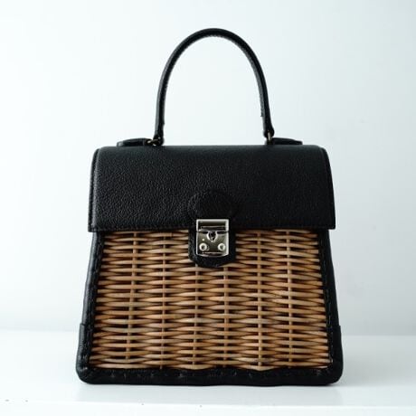 [^ԁF01605998]GoSX̑\uobOvӂɂƂ炩ȃtjVNfނł܂B]̃JSobÕC[WKƕςCiZuobOBĂ΂Zj[AJWAVbNȃfjX^CɂLX^COB~jobOVу[hȂA͐𒴂ĈpxXgZ[ACeBl̗ǎȑ݊Y܂Byfށz݂Ȃtjtj̃VNEG{XU[łBFǂAFCɂg₷̂ŁAł͊邱Ƃ̂łȂfފłBJS{̂ɎgĂفiƂj́AugفiׂɂƂjvƌĂ΂A24Ԑɂď_炩قǍdvȑfނłBgقǂɐFƉωĂ܂Bق͎ȒfނȂ̂ōƂԂƂƗlXȕ\܂BElɂdōĂ邽ߌ̍܂ByebDaDgos^GoSXzfUCi[]䕔ɂA1997NɐݗB[}ŏg̖OiSogabejt܂ɂuebagosv̒ɁAubagv̕BĂ邱Ƃɉ^IȂ̂ăuhƂȂBЂƂЂƂnhChobO⏬́AgقǂɕVRfނgpAEl̎ɂčו܂ŒJɎdグĂBu100ÑAeB[NVbvɕłĂقvƂ肢̂ƁAו܂ł肪l܂A𒴂Ĉ̂ÂsĂBƖ̊֌WɂAۂFČꍇ܂B܂Ap\REX}[gtHȂǂ̊ɂA኱iƉ摜̃J[قȂꍇ܂Bd:795g(TvTCY)