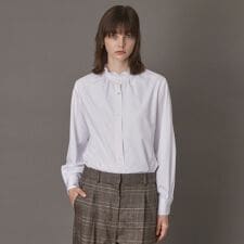 【CLASSY.12月号掲載】スタンドフリルネックブラウス