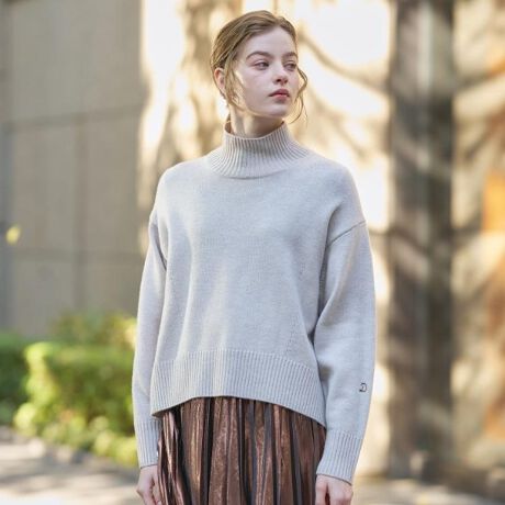 [^ԁF08514011]yVv炱̋l܂VԃjbgzNlC̏iJ[Vɍēoꁜ{gI΂x[VbNɒ▭ȃTCYɉăLCɗオ悤݌vꂽnClbNTCYfBe[ɂčx[VbNɒnClbNvI[o[BqbvɂO㍷t䊴ŁAOg̓Ch{gƂoX₷Z߂ɎdグĂ܂B뒆SɃX[e[̂悤ȃXbg邱ƂŔvXȂAXJ[gƂ̃R[fBl[g₷fUCɂĂ܂BɉăLCɗオ悤݌vꂽnClbN|CgBgƃZ^[obNɓꂽACbgVvȒɂ肰ȂfUC|CgƂȂĂ܂BfރX[p[t@CmтgpAقȂaтs2ނ̎Q邱ƂŁAnCQ[Wjbĝ悤ɖщH̏Ȃ炩ȕ\ʊƌyX|fBbVȕ𗼗Ă܂B~hQ[WœV҂ɂ邱ƂŎ̕\oȂN[Ɏdグ܂BC܂񂾖c݊ƓKxȃn̂̃CEɂAƒp܂BVvȃACe炱Afފ҂ݕ̒ɂĎdグ܂BƖ̊֌WɂAۂFČꍇ܂B܂Ap\REX}[gtHȂǂ̊ɂA኱iƉ摜̃J[قȂꍇ܂B