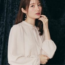 クチュールブローチ(Couture Brooch)の【大人可愛い・通勤】ピンタックレースブラウス