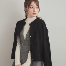 クチュールブローチ(Couture Brooch)の【大人可愛い・きれいめ・通勤】ケーブルカーディガン