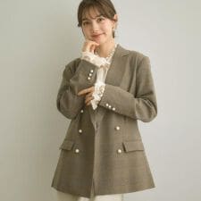 クチュールブローチ(Couture Brooch)の【高見え・きれいめ・通勤】レースカフス パール調釦テーラードジャケット