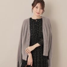 クチュールブローチ(Couture Brooch)の【大人可愛い／きれいめ】前後2WAYフェザーカーディトップス