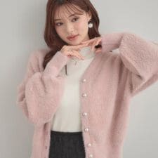 クチュールブローチ(Couture Brooch)の【大人可愛い／きれいめ】前後2WAYフェザーカーディトップス