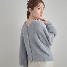 クチュールブローチ(Couture Brooch)の【大人可愛い／きれいめ】前後2WAYフェザーカーディトップス