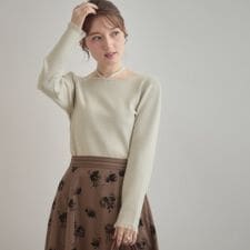 クチュールブローチ(Couture Brooch)の【大人可愛い・リボン取り外し可】前後2WAYラメリブ シアープチフリルニット