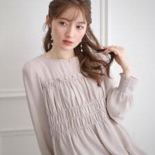 クチュールブローチ(Couture Brooch)の【マシンウォッシャブル・きれいめ・通勤】シャーリングチュニックブラウス