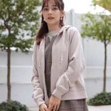 クチュールブローチ(Couture Brooch)の【マシンウォッシャブル・UVケア・大人可愛い】リボン刺繍ダンボールZIPフーディ