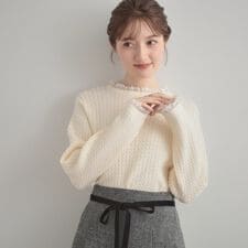 クチュールブローチ(Couture Brooch)の【大人上品・着映え】ケーブルレース バックリボンニット