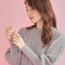 クチュールブローチ(Couture Brooch)の【華やぎ・一枚で着映え】ケーブルパール調ニット