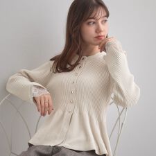 クチュールブローチ(Couture Brooch)の短毛モールペプラムカーデ