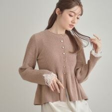 クチュールブローチ(Couture Brooch)の【袖口レース・着映え】短毛モールペプラム カーデ