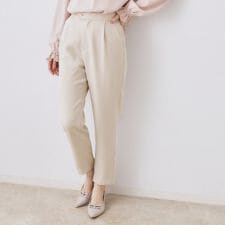 【ハレの日・通勤】パール調釦テーパードパンツ