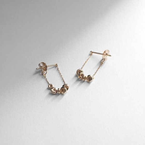 K10ランダムドーナッツビーズ チェーンフープピアス | ココシュニック