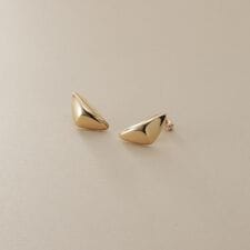 K10中空トライアングルピラミッド スタッドピアス