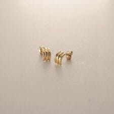 K18【サステナブル】甲丸トリプルアーチ スタッドピアス