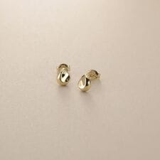 K10【サステナブル】ペアシェイプ スタッドピアス