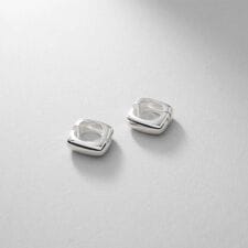 シルバー ハギーイヤリング スクエア