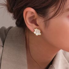 ソフトフラワーピアス