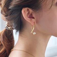 フィービィー(Phoebe)の【金属アレルギー対応】クロスラインパールピアス　ゴールド/サージカルステンレス