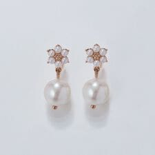 フィービィー(Phoebe)の【痛くないシリーズ】フルールパールライトフィットイヤリング シャンパンゴールド