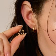 【金属アレルギー対応】【痛くないシリーズ】リップルフープライトフィットイヤリング　ゴールド