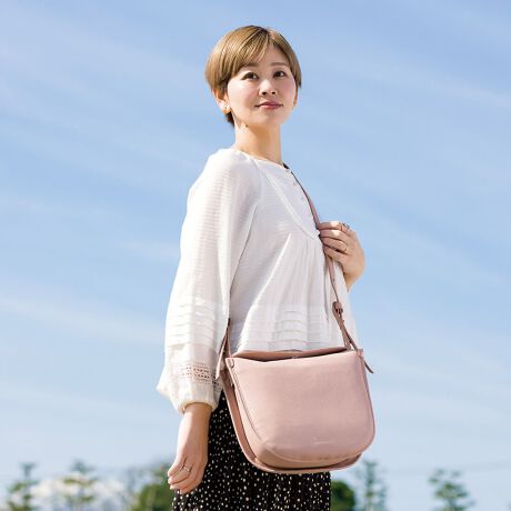 [^:BTV951]vŃLYtÂ炭̗ǂAlC̃VNU[gpV_[obOłB}bgȎō̂dオɂȂĂ܂BڂƂłlɁAɂ̓I[v|PbgPƁAt@Xi[|PbgPtĂ܂Bwʂɂ̓t@Xi[|Pbg1tĂāAɎo[܂B}`Ƃ̂ŁÂ}C{gA傫ڂ̃|[`[ł܂BV_[R5iKŒ߂\ŁA|Ǝ΂ߊ|2wayłgpł܂B