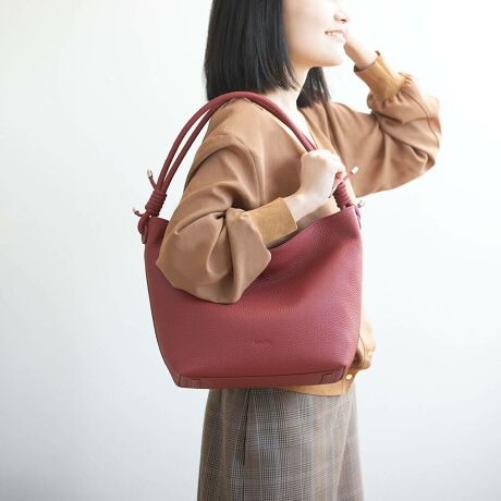 [^:BTV803]ȃ~VŖDnhIȃgh̃z[{[obOłB̂}bgȌڂ̃VNU[ŁAiȕ͋CɎdグ܂BvŃLYtÂ炢U[gpĂ̂ŁAC˂Ȃgp܂BVvȃfUCłǂȃX^Cɂ킹܂B{̂̓ɂ2̃I[v|PbgƁA1̃t@Xi[|PbgtĂāAڂƏo܂BB5TCYIXƎ[łTCYŁAigrWlXV[܂łgp܂B}`Ƃ̂ŁAybg{gA傫ڂ̂zAX}[gtHAXJ[tȂǕig\[鎖\łBn̓oRX̃IWĩS̕zgpAו܂ł܂BI[ZeBbNȃfUCŁANEʂ킸ǂȂłAgpobOłB