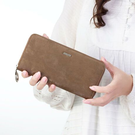 [^:BTV1066]̓ŕ\ςAVN̗lȔGƌ򊴂U[gpzłB\ʂɂ͎C͗lvgĂāAA[gi̗lȁAƉ؂₩̂郌U[łB؂ڂ̖U[ґɎgpEh^Cv̒złBɂ̓J[h|Pbg12܂BJ[h6Ɨ^CṽJ[hP[XtāAv18̃J[h[ł钷złBJ[h|Pbǧɂ̓V[Nbg|PbgtĂāAꂽȂ̎J[h[\BtǵuBARCOSṽSv[gLƌA钷zɎdオĂ܂B