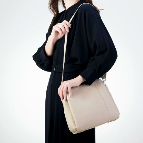 [^:BTV1212]vŏɂA̗ǂlC̃VNU[gpigɃsb^ȃnhobOłBVvȃfUCŁAǂȑɂރACełBTCh͏_炩Ȉۂ^Aۂ݂̂闧̓IȃtHɎdオĂ܂Bg̗ǂ|Pbgdl̗p܂BɎo͂|PbgցAMdi̓t@Xi[t̃C[ɈSĎ[Ă܂BɁAC[ɂ͒ʒTCỸt@Xi[|PbgƃI[v|PbgAڂƂł܂BV_[R̓t[AWXgdlŁAD݂̒ɒ\BN␫ʂ킸AǂȂłgAfUCɎdオĂ܂B