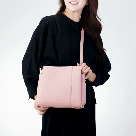 [^:BTV1212]vŏɂA̗ǂlC̃VNU[gpigɃsb^ȃnhobOłBVvȃfUCŁAǂȑɂރACełBTCh͏_炩Ȉۂ^Aۂ݂̂闧̓IȃtHɎdオĂ܂Bg̗ǂ|Pbgdl̗p܂BɎo͂|PbgցAMdi̓t@Xi[t̃C[ɈSĎ[Ă܂BɁAC[ɂ͒ʒTCỸt@Xi[|PbgƃI[v|PbgAڂƂł܂BV_[R̓t[AWXgdlŁAD݂̒ɒ\BN␫ʂ킸AǂȂłgAfUCɎdオĂ܂B