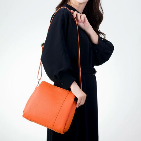 [^:BTV1212]vŏɂA̗ǂlC̃VNU[gpigɃsb^ȃnhobOłBVvȃfUCŁAǂȑɂރACełBTCh͏_炩Ȉۂ^Aۂ݂̂闧̓IȃtHɎdオĂ܂Bg̗ǂ|Pbgdl̗p܂BɎo͂|PbgցAMdi̓t@Xi[t̃C[ɈSĎ[Ă܂BɁAC[ɂ͒ʒTCỸt@Xi[|PbgƃI[v|PbgAڂƂł܂BV_[R̓t[AWXgdlŁAD݂̒ɒ\BN␫ʂ킸AǂȂłgAfUCɎdオĂ܂B