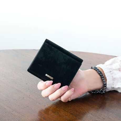 [^:BTV1065]̓ŕ\ςAVN̗lȔGƌ򊴂U[gp܍złB\ʂɂ͎C͗lvgĂāAA[gi̗lȁAƉ؂₩܂BKꕔ͐lC̃M\^CvŁAK̏oꂪX[Yɂł܂Bɂ̓J[h|Pbg8ƃI[v|Pbg2AI[v|Pbgɂ͕̃J[hA̎[鎖\łBDꕔ͎d؂tŁAD̎ނ𕪂Ď[鎖o܂BtǵuBARCOSṽSv[gLƌA܍zɎdオĂ܂B