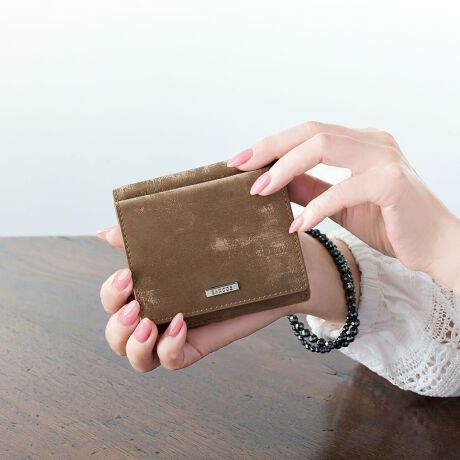 [^:BTV1065]̓ŕ\ςAVN̗lȔGƌ򊴂U[gp܍złB\ʂɂ͎C͗lvgĂāAA[gi̗lȁAƉ؂₩܂BKꕔ͐lC̃M\^CvŁAK̏oꂪX[Yɂł܂Bɂ̓J[h|Pbg8ƃI[v|Pbg2AI[v|Pbgɂ͕̃J[hA̎[鎖\łBDꕔ͎d؂tŁAD̎ނ𕪂Ď[鎖o܂BtǵuBARCOSṽSv[gLƌA܍zɎdオĂ܂B