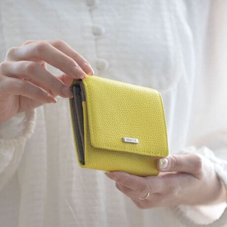 [^:BaXDBL371]炩ȎGƉ炵oCJ[fUC̐܍zBXibv{^JƁAgڂŌng₷\ɂȂĂAKEDEJ[h|PbgX[YɎg悤ɔzuĂ܂BgɊmFł̂ŁAWOłQĂX}[gɎx\B100gƌyʂŁAobOɓĂ΂炸AƂOoɂ҂łBfUC̓VvȂAJƂ̔zFɗVѐSA̒ɏȃgLLYĂ܂Bg₷ƃfUC̊y𗼗ALɂ邨złB