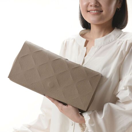 [^:BTV1140]gh̃JbgfUC{Nb`bOB[hȖ͂ӂJbgfUCƃNb`obȎgݍ킹́A̃R[fO[hAbvĂ܂B㎿ȋvVNU[KIɃJbgAEl̋ZiBJ̓}Olbg{^ŁAKoƑ傫J݌vłB̓t@Xi[|PbgtŁA̎dɏd󂵂܂BI[ZeBbNŃVvȃfUCȂ̂ŁAʁEN킸g܂B