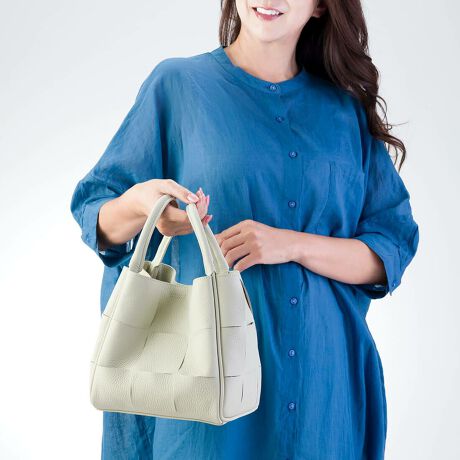 [^:BTV1108]܁A咍ڂ̃JbgfUC{U[nhobOB㎿ȋvVNU[KIɃJbgAJɖD킹ĎdグiBJ̓}Olbg{^ŁAɂ̓I[v|Pbg2Bꕔ͖21cm̃}`XNGA^ŁAzAybg{gAA5m[gA܂ݎPȂǁAוƎ[łXy[Xmۂ܂BV_[xgtŁA|΂ߊ|X^Cłg܂BV[YA}XgoCACełB