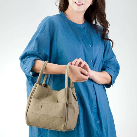 [^:BTV1108]܁A咍ڂ̃JbgfUC{U[nhobOB㎿ȋvVNU[KIɃJbgAJɖD킹ĎdグiBJ̓}Olbg{^ŁAɂ̓I[v|Pbg2Bꕔ͖21cm̃}`XNGA^ŁAzAybg{gAA5m[gA܂ݎPȂǁAוƎ[łXy[Xmۂ܂BV_[xgtŁA|΂ߊ|X^Cłg܂BV[YA}XgoCACełB