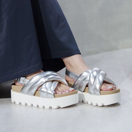 [^:MI-23M03]߂܂eruC}hLvŏЉ܂IyiЉzE{vdlŏ㎿ȍAbp[ɂ͖{vgpBi`ȕƂȂ₩ŁAl̕ioBEӂpbh̃NXxg{[̂NXxgݍ݁A_炩KȗSnBE̓W[W[fނŔDCjOɃW[W[fނ̗p邱ƂŁACyAԂłKBE\[ŃX^CAbv7cm̌\[RɋrʂoA芴BE߉\ȃobNXgbvtTChobNŃtBbg𒲐\BEȒPBEtẴR[fɉfJ[WJi`ȃx[WAꂽubNA؂₩ȃVo[ÂzCg4FWJBԃT_25SSfANXxgƃ{[\[݊QBpc⃍OXJ[g͂AoX^Cłڂ܂BꕔSɂȂobNXgbvtŃxgOȂĂE\łBÕNXxgōbz[hAɂ₩Ȍň芴΂łIy܂ɃtBbg悤ɐ݌vĂ邽߁Aۂɑオ^C~OŃC\[Ƒ̗̊ԂɋC艹Ȃꍇ܂BCɂȂꍇ͌C𒅗pAT_pC\[̂gp߂܂Bi摜̓Tv̂߁AF̎dlɕύXꍇ܂̂ŁA\߂ByX^btpzX^btFl23.5Z` ([bpTCY37)bF20.5cm /F8.0cm / F24.0cm /̓Fb6C`ł҂łBxgƃXgbvłz[ĥŁAĂƂɃpJpJ邱Ƃ͂ȂłBNXxgŁAؚɌC܂ByuhЉz1946N̑nƈȗA~lgJ̓AJENVbN̒ԂɂȂĂ܂B݃~lgJ̏íA˂̒n~l\^Bj[[NAhAēɎ܂ŐE̊XŖڂɂ邱Ƃł܂B~lgJ̑SẴV[Y͍ς邱ƂȂAōȋfނƓOꂵEl̋ZɂĎōĂ܂B