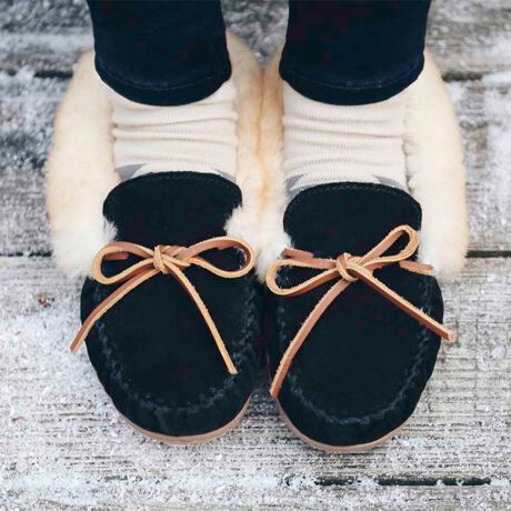 [^:MI-ALPINE-SHEEP]ӂӂ̃V[vXL̃t@[ڂ䂭JVuALPINE SHEEPSKIN MOCvBOɂ͂Ȃ₩ȃXG[hgAAN烉CjO܂łӂӂ̃V[vXLŕꂽAڂSnRRŒgOZ[ACeBNbVC\[ŕ₷߁AOłły݂܂Bӂ~lgJ̃V[Y͑SĐElƂ11グĂ܂B ׁ̈A኱̐FEE傫nhXeb`̕sψꊴA󂯂ꍇ܂B܂{At@[̖щH╗ȂǂɌ̍󂯂ꂽA ͂邨i̐Fʐ^኱قȂꍇ܂B܂߃~lgJƒv܂ẮAĒɂ͑S肪ƏiƂĂ݂ĂAsǕił͂܂̂ŁA𒸂w肢Ă܂BMINNETONKA1964N~l\^B~lA|XőnƁB1980N㔼ɃuCNJV̑㖼uhƂāAYEfB[X킸E̐l爤ĂV܃uhłB