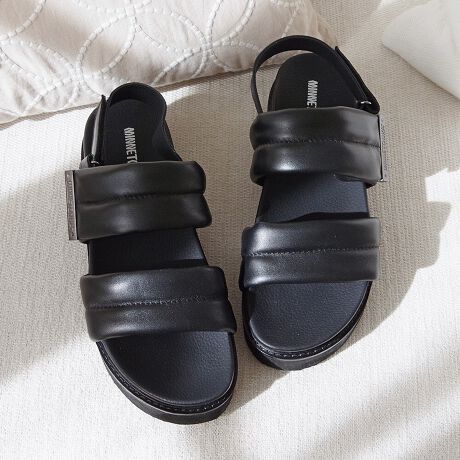 [^:MI-25M02]25tĐVX^CbVȃfUCƔQ̗Sn˔{[T_BNbV̍Xgbvƌ\[AƎxȂKȕsT|[g܂BTCY߉\AE₷xNōb镔ɗnĂ̂ŒɂȂɂłByJ[WJzWHITEFN[ŐꂽہBǂȃR[fɂ}b`BSILVERF^bNȋP؂₩ɉoBGREYBEIGEFg[ŁAiȃJWAX^CɁBBLACKFN[ň܂ہBVbNȃX^Cɂ߁B{[̂tHȂAyʂŕ₷QBfC[g炨o܂ŁA܂܂ȃV[Ŋ􂷂ꑫłBbF16cmq[F4.5cmꕝF9cmd(Б)F220g@6C`ɂđBiJV6`6.5C`AT_7C`𗚂Ă܂B̃T_7C`ł҂łBxNdlŔôőɂ҂ƃtBbgĈ芴܂B_uxg̓_炩zn\Ă̂ŌCCȂŁA\[KxɌ݂ĂĔɂłBuhƓ̐FZ@E@ɂAVRv̂߂̃LY␶n̈ႢAnhCĥߑ傫nhXeb`Ȃǂ̃o󂯂܂B\߂BMINNETONKA1946N̑nƈȗA~lgJ̓AJENVbN̒ԂɂȂĂ܂B݃~lgJ̏íA˂̒n~l\^Bj[[NAhAēɎ܂ŐE̊XŖڂɂ邱Ƃł܂B~lgJ̑SẴV[Y͍ς邱ƂȂAōȋfނƓOꂵEl̋ZɂĎōĂ܂BN咍ڂ̃{w~AX^Cɂ́A~lgJ̃tH[NÃV[Yob`͂܂܂B