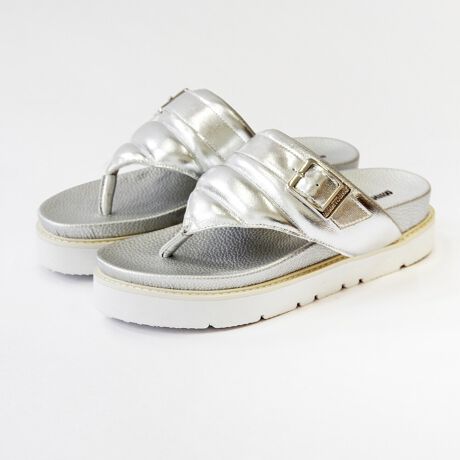 [^:MI-25M03]25tĐV_炩NbVfނƃGKgȃfUCŁAt@bVƉK𗼗܂BǂȃX^Cɂ킹₷\ACełB߂̃\[NbV߁AɗDSngvXgbvłƃz[hb镔ɗnĂ̂ŒɂȂɂAɂAEg\[ňS̕syʐ݌vŒԂ̂oKẴt@bVɃANZgAv~AȈꑫǂy݂IyTCYzbF16cmq[F4.5cmꕝF9cmd(Б)F200g6C`ɂđB܂ŖڈƂĂlBuhƓ̐FZ@E@ɂAVRv̂߂̃LY␶n̈ႢAnhCĥߑ傫nhXeb`Ȃǂ̃o󂯂܂B\߂BMINNETONKA1946N̑nƈȗA~lgJ̓AJENVbN̒ԂɂȂĂ܂B݃~lgJ̏íA˂̒n~l\^Bj[[NAhAēɎ܂ŐE̊XŖڂɂ邱Ƃł܂B~lgJ̑SẴV[Y͍ς邱ƂȂAōȋfނƓOꂵEl̋ZɂĎōĂ܂BN咍ڂ̃{w~AX^Cɂ́A~lgJ̃tH[NÃV[Yob`͂܂܂B