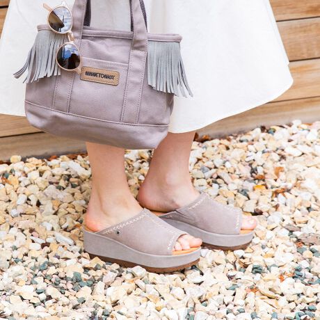 [^:MI-PAISLEE]25tĐVVvȂIȃfUC͂̃XG[hT_Bdlł肰ȂX^CAbvłASnQB_炩XG[hfނDݍ݁AԗĂɂ̂łBJ[WJ̓R[fBl[gɎ₷ubNuE̒ԐFAڂR[⃔Be[Wu[܂ŁAS5FCibvBJWAȕig͂AƂo⃊][gV[ɂ҂̈ꑫłByiڍׁzbF17cmq[F6.5cmꕝF8cmd(Б)F300g@6C`ɂđB܂ŖڈƂĂlBuhƓ̐FZ@E@ɂAVRv̂߂̃LY␶n̈ႢAnhCĥߑ傫nhXeb`Ȃǂ̃o󂯂܂B\߂BMINNETONKA1946N̑nƈȗA~lgJ̓AJENVbN̒ԂɂȂĂ܂B݃~lgJ̏íA˂̒n~l\^Bj[[NAhAēɎ܂ŐE̊XŖڂɂ邱Ƃł܂B~lgJ̑SẴV[Y͍ς邱ƂȂAōȋfނƓOꂵEl̋ZɂĎōĂ܂BN咍ڂ̃{w~AX^Cɂ́A~lgJ̃tH[NÃV[Yob`͂܂܂B