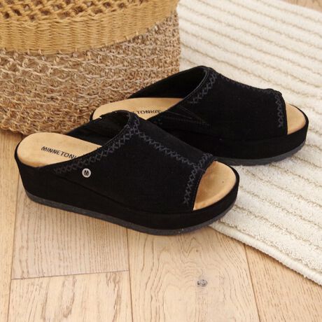 [^:MI-PAISLEE]25tĐVVvȂIȃfUC͂̃XG[hT_Bdlł肰ȂX^CAbvłASnQB_炩XG[hfނDݍ݁AԗĂɂ̂łBJ[WJ̓R[fBl[gɎ₷ubNuE̒ԐFAڂR[⃔Be[Wu[܂ŁAS5FCibvBJWAȕig͂AƂo⃊][gV[ɂ҂̈ꑫłByiڍׁzbF17cmq[F6.5cmꕝF8cmd(Б)F300g@6C`ɂđB܂ŖڈƂĂlBuhƓ̐FZ@E@ɂAVRv̂߂̃LY␶n̈ႢAnhCĥߑ傫nhXeb`Ȃǂ̃o󂯂܂B\߂BMINNETONKA1946N̑nƈȗA~lgJ̓AJENVbN̒ԂɂȂĂ܂B݃~lgJ̏íA˂̒n~l\^Bj[[NAhAēɎ܂ŐE̊XŖڂɂ邱Ƃł܂B~lgJ̑SẴV[Y͍ς邱ƂȂAōȋfނƓOꂵEl̋ZɂĎōĂ܂BN咍ڂ̃{w~AX^Cɂ́A~lgJ̃tH[NÃV[Yob`͂܂܂B