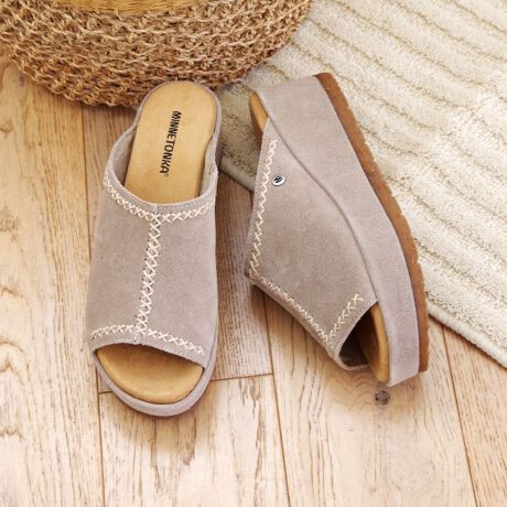 [^:MI-PAISLEE]25tĐVVvȂIȃfUC͂̃XG[hT_Bdlł肰ȂX^CAbvłASnQB_炩XG[hfނDݍ݁AԗĂɂ̂łBJ[WJ̓R[fBl[gɎ₷ubNuE̒ԐFAڂR[⃔Be[Wu[܂ŁAS5FCibvBJWAȕig͂AƂo⃊][gV[ɂ҂̈ꑫłByiڍׁzbF17cmq[F6.5cmꕝF8cmd(Б)F300g@6C`ɂđB܂ŖڈƂĂlBuhƓ̐FZ@E@ɂAVRv̂߂̃LY␶n̈ႢAnhCĥߑ傫nhXeb`Ȃǂ̃o󂯂܂B\߂BMINNETONKA1946N̑nƈȗA~lgJ̓AJENVbN̒ԂɂȂĂ܂B݃~lgJ̏íA˂̒n~l\^Bj[[NAhAēɎ܂ŐE̊XŖڂɂ邱Ƃł܂B~lgJ̑SẴV[Y͍ς邱ƂȂAōȋfނƓOꂵEl̋ZɂĎōĂ܂BN咍ڂ̃{w~AX^Cɂ́A~lgJ̃tH[NÃV[Yob`͂܂܂B