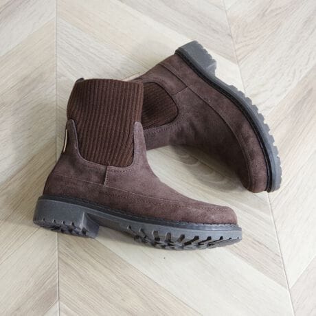 [^:MI-18M09]25H~VyJ̓ɁB@\ujbg\bNXTChSAu[cvzh~K~VGbg̒ʋ΂x̂oɂAl̂߂̐JphTChSAu[cBAbp[ŜɖhH{Ahe[vt̃Xeb`\ŉJ̓SBɂDAXG[hL̃V~yGĂڗɂ̂I茩_炩ȃujbgfނ̗gݍ݁AɗDXNGAgDAXgXt[ȗSnBvXgbvt̃Xb|݌vŁAЎŃTbƒEoAMUMŨAEg\[ŔGꂽɂS̃Obv͂𔭊IX^CbVŏiȃfUĆAlJWALCڃR[fƂDBH~̃R[ff[݂̂uEEubNEO[3FWJŁAO[̂݃J[؂ւꂽfUCŔvXBG߂V킸̂ŁAʋ΁EʊwłËȂɂ҂1łBu͖hHł͂܂BuhƓ̐FZ@E@ɂAVRv̂߂̃LY␶n̈ႢAnhCĥߑ傫nhXeb`Ȃǂ̃o󂯂܂B\߂BMINNETONKA1946N̑nƈȗA~lgJ̓AJENVbN̒ԂɂȂĂ܂B݃~lgJ̏íA˂̒n~l\^Bj[[NAhAēɎ܂ŐE̊XŖڂɂ邱Ƃł܂B~lgJ̑SẴV[Y͍ς邱ƂȂAōȋfނƓOꂵEl̋ZɂĎōĂ܂BN咍ڂ̃{w~AX^Cɂ́A~lgJ̃tH[NÃV[Yob`͂܂܂ByX^btpzX^btFM23.5cm ([bpTCY37-38)bF21cm / F9.5cm / F23.5cm̓FLAwZpvX23.5cmAXj[J[24cm𗚂ƂłBi~lgJ̒Ԃ̃JV6C`6.5C`Au[c7C`𗚂Ă܂B̃u[c͂7C`ł͂ȂłBœĂ܂łB6C`ł͏҂łɎwĒɂȂ邱ƂȂȂ̂Ŏ͂胏TCY6C`WXgTCYłBbLA̎w͕iʂƓTCY܂BX^btFK23cm ([bpTCY36) bF20.5cm / F8.5cm / F23cm̓FAbpvX23.0cmAXj[J[23.5cm𗚂ƂłB~lgJ̒ԃJV5H𒅗pĂ܂B̃u[c͂TC`ł͂Ƃ肪ȂA6C`ł͏Ƃ肪܂BƂƃu[c̓C\[ė̂6C`ŃC\[Ă߂̃\bNX킹悤Ǝv܂B