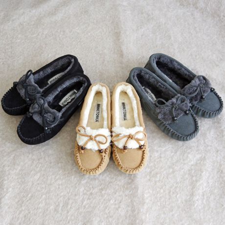 [^:MI-KYRA-SLIPPER]25H~ēׁIIV[N[[bg̕ʒACeI@Ebhr[YANZg̃JV͓ɒꂽ_炩{A肵SnłBS̓IɊۂ݂̂_炩Ȉۂ̃VGbgƃx[VbNȐFWJŗlXȃR[fBl[gɍœK߂ΗނقǑɓ݂܂B~lgJƓ̐FZ@E@ɂAVRv̂߂̃LY␶n̈ႢA nhCĥߑ傫nhXeb`Ȃǂ̃o󂯂܂BMINNETONKA 1946N̑nƈȗA~lgJ̓AJENVbN̒ԂɂȂĂ܂B݃~lgJ̏íA˂̒n~l\^Bj[[NAhAēɎ܂ŐE̊XŖڂɂ邱Ƃł܂B~lgJ̑SẴV[Y͍ς邱ƂȂAōȋfނƓOꂵEl̋ZɂĎōĂ܂BXb|@JWA@}^jeB@y`@{A