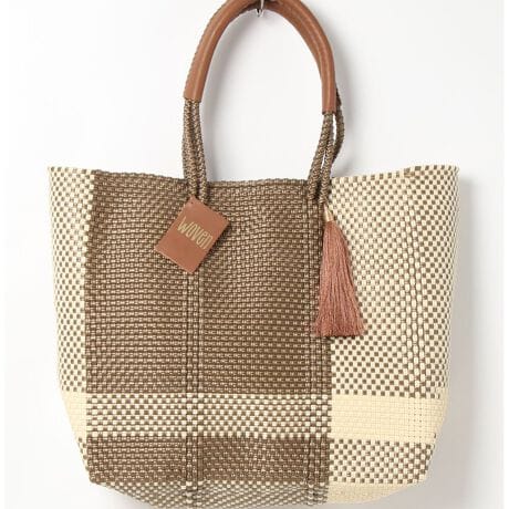 [^:WOVEN-BK-BAG-MI]MIDDLE TOTE ~hg[gAJ⃈[bp̃ZNgVbvŏЉĈȗlCƂȂA͐EŔ̔Ă郁JhobOIwoveñJhobO͂@\ǋAzɂ͕֗̓|PbgzuJɂ̓}Olbg{_t܂Bnhɂ̓U[{ĂĎ₷igɂIXXIEt@Xi[|Pbg1Etbg|Pbg2Eyp|Pbg1EiɂČ̍܂BEnhChɂ҂ݍ݃obN̓A҂ݏI肪܂iƂĖ育܂BEU[͖C⊾EJȂǂ̐GɂF\܂BWFn̗mƂ킹ɂȂۂ͏\ӉBEfޓL̓Ȃǂ邱Ƃ܂B̍ۂ͂΂炭ʂ̗ǂꏊŊĂ@pB@ԎgpȂꍇ́AʋC̗ǂz܂Ȃǂɓĕۊǂ邱Ƃ߂܂BWOVENiE[jTOKYO̗VѐS銴ƁAĂ̖LȐFʂƓ`ZbNXV[YuhłBuWOVENv̖̂ƂAzėlXȊACfAAfBeB[AfށAɂ̓A[gA`AlX̋CD荬AZȂ́u`vɂĂvZXC[WĂ܂B