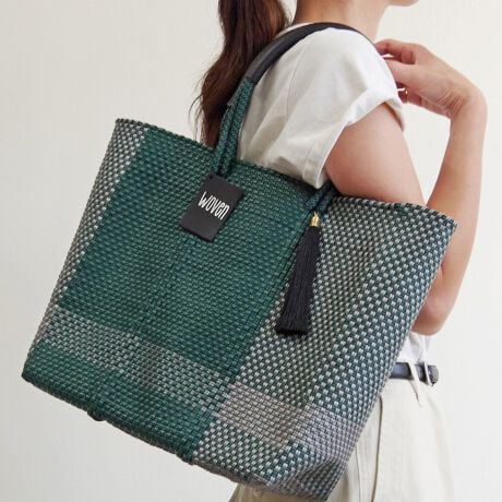 [^:WOVEN-BK-BAG-MI]MIDDLE TOTE ~hg[gAJ⃈[bp̃ZNgVbvŏЉĈȗlCƂȂA͐EŔ̔Ă郁JhobOIwoveñJhobO͂@\ǋAzɂ͕֗̓|PbgzuJɂ̓}Olbg{_t܂Bnhɂ̓U[{ĂĎ₷igɂIXXIEt@Xi[|Pbg1Etbg|Pbg2Eyp|Pbg1EiɂČ̍܂BEnhChɂ҂ݍ݃obN̓A҂ݏI肪܂iƂĖ育܂BEU[͖C⊾EJȂǂ̐GɂF\܂BWFn̗mƂ킹ɂȂۂ͏\ӉBEfޓL̓Ȃǂ邱Ƃ܂B̍ۂ͂΂炭ʂ̗ǂꏊŊĂ@pB@ԎgpȂꍇ́AʋC̗ǂz܂Ȃǂɓĕۊǂ邱Ƃ߂܂BWOVENiE[jTOKYO̗VѐS銴ƁAĂ̖LȐFʂƓ`ZbNXV[YuhłBuWOVENv̖̂ƂAzėlXȊACfAAfBeB[AfށAɂ̓A[gA`AlX̋CD荬AZȂ́u`vɂĂvZXC[WĂ܂B